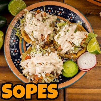 Sopes de tripa, chorizo y carnitas