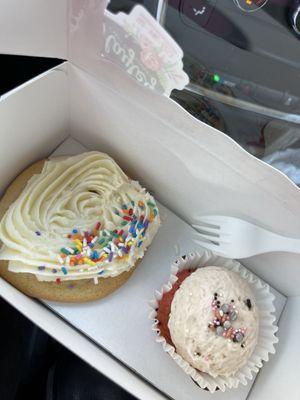 Buttercream cookie & Strawberry cupcake