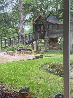 The beautiful Treehouse and the fire pit