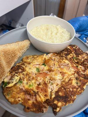 Omelet with a side of grits and toast