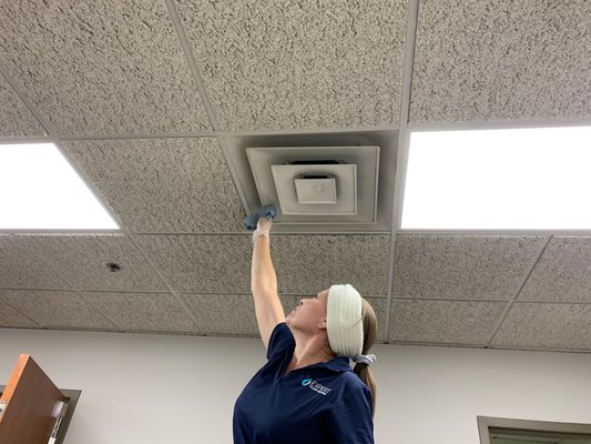 Dusting air duct ceiling vent plate