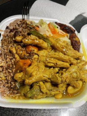 Curry chicken foot with rice and pea and steamed veggies