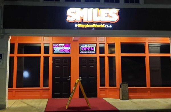 Follow the red carpet into the all-new CLUB SMILES™ and experience a touch of Vegas in the Valley tonight!