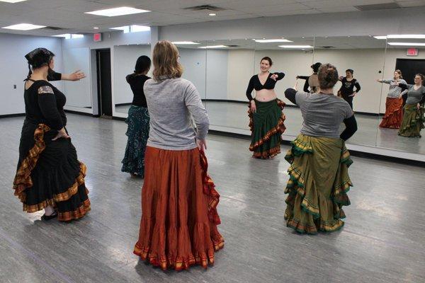 Liz of Emerald Starling Belly Dance teaching a belly dance class