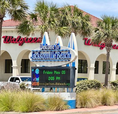 Beautiful FriYaY to be out @ #JacksonvilleBeach for Cinco de Mayo! ｡ﾟ \ (･‿･) /ﾟ*:｡ Hope your Cinco de Mayo gives you lots to celebrate!