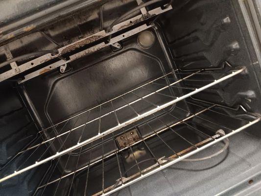 Had to clean oven ourselves, was super dirty and had roaches!!!