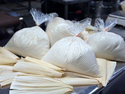 Masa preparada para tamales y Hojas de maíz.