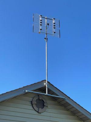 4 Bay Antenna which is good if there are a lot of trees or in rural areas.