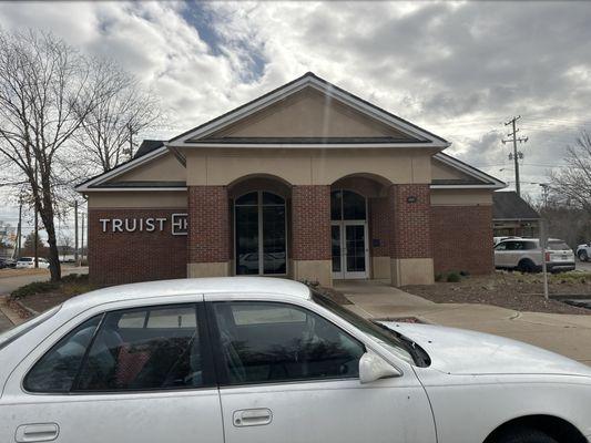 TRUIST BANK 6000 University Pkwy, Winston-Salem, NC 27105 HAS HORRIBLE CUSTOMER SERVICE!