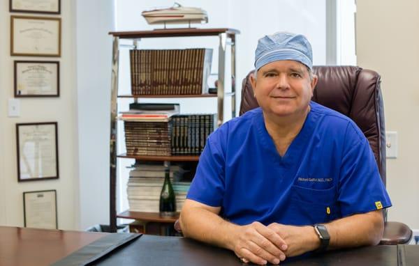 Get to know your surgeon, Richard Galitz MD FACS. After checking his accreditation, make an appointment for an initial consultation. This en