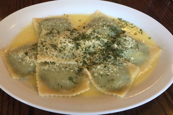 Spinach and ricotta ravioli in a butter parmesan sauce (vegetarian)