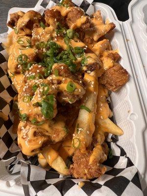 Lolo Fries!
A bed of fries topped with our Mochiko chicken and glazed over with a spicy creamy sauce.