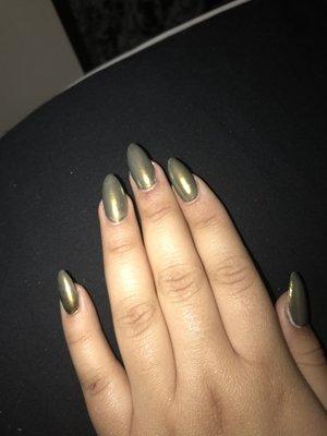 Chrome nails in gold