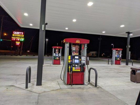 There's an employee out here cleaning the pump handles with sanitizer wipes!