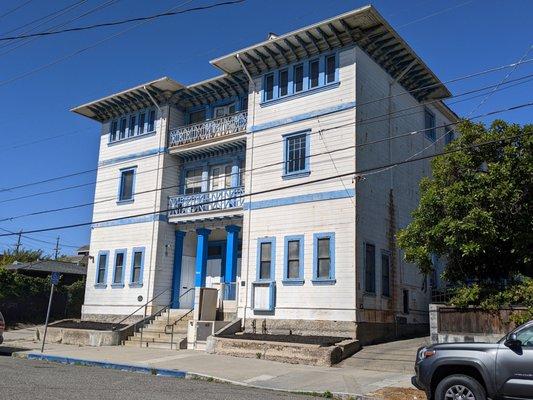 7/2022 view of building.  Still standing!