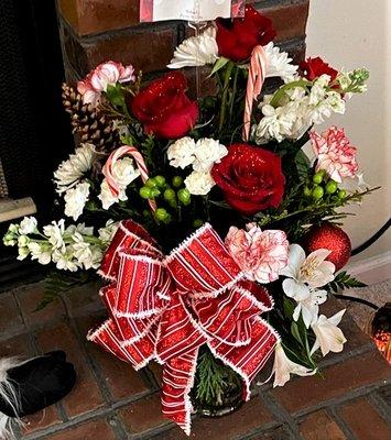 A beautiful Christmas arrangement to brighten up the home!