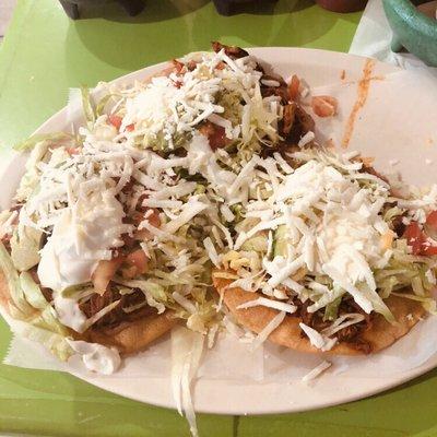 Tostadas Molcas de deshebrada.