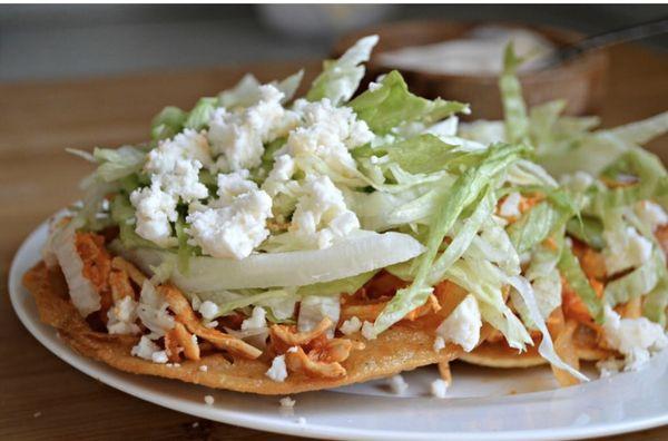 Tostada de tinga de pollo/ chicken