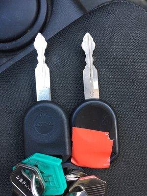 My new key next to my old key, with busted plastic.