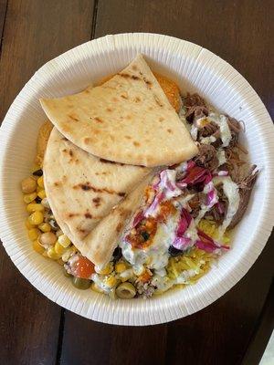 This is a bowl with half turmeric and half classic rice. With Mediterranean vegetables, feta and house sauces.