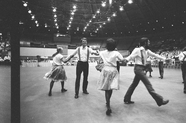 Yet another routine, where the men rotate counter clockwise and the women rotate clockwise.