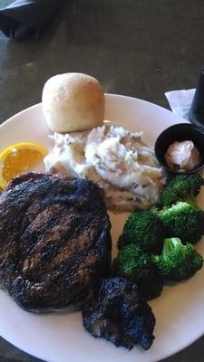 Aged sirloin with broccoli and mashed potatoes.