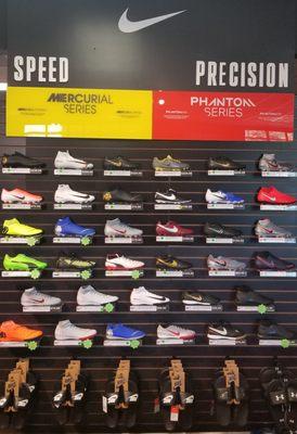 Shop the latest cleats from popular brands, for every type of player: casual, hardcore, outdoor, indoor and futsal!