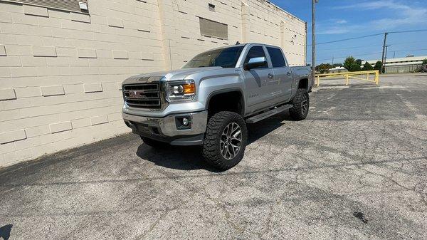 9 inch lift on this beautiful 2017 gmc sierra