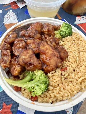 General tso lunch special. With pork fried rice no veggies.