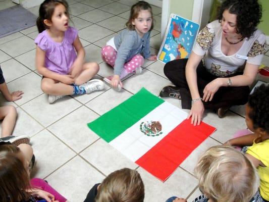 Yvette y los niños en circulo (Yvette with kiddos in Circle)