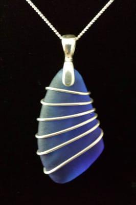 "Sailor"
This 1.25" Hawaiian Cobalt Blue Seaglass pendant is wrapped in 21 gauge S.S. wire, handcrafted at Pu'ulei Designs...