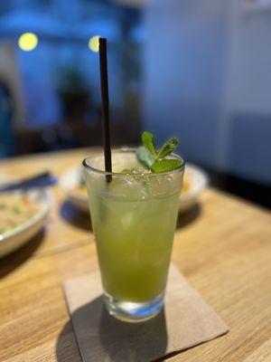 Pineapple virgin mojito