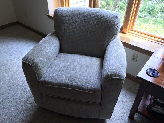 Swivel rocker, so comfortable!