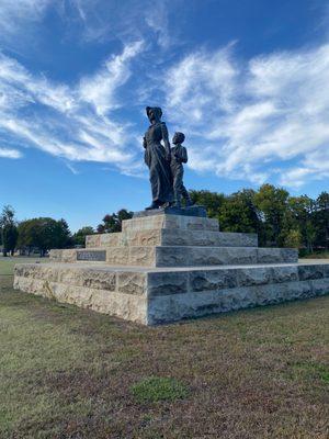 Pioneer Women's Museum statue