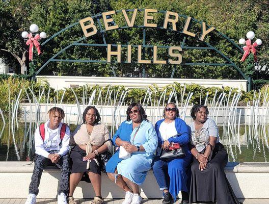 Private tours Los Angeles! Hollywood Sign, Santa Monica Pier, Hollywood Sign, Hollywood Hills and more! Book your group tour today!