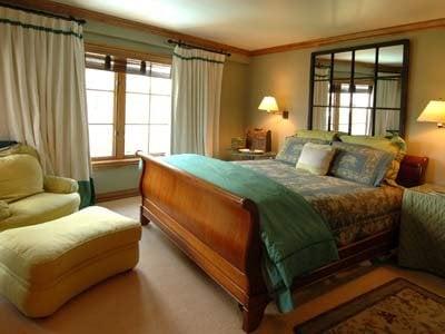 Oxford Court condominiums in Beaver Creek Village - features an indoor outdoor pool and hot tubs, and has ski out access