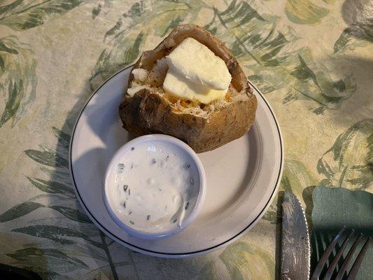 Baked potato with sour cream and chives