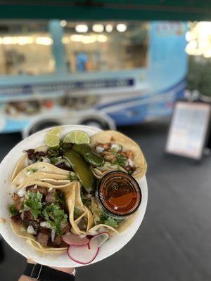 Tocos de lengua y asada con salsa roja