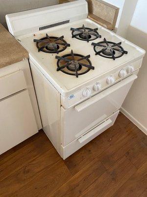 Here is the stove. Only one burned works, and it was filthy. Inside I discovered old food and dirty dishes.