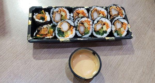 Kimbap fried chicken with sauce