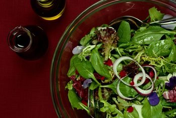 umm good, salad with oil and vinegar