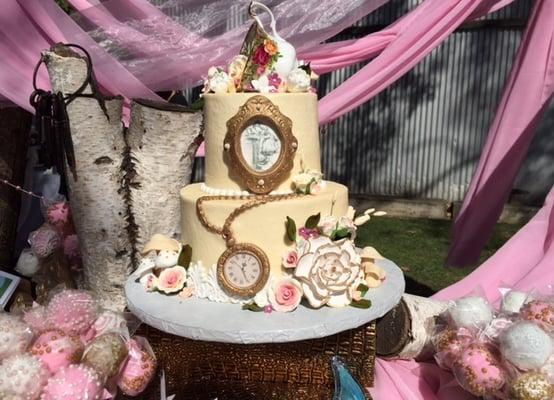 Alice in Wonderland : Cake