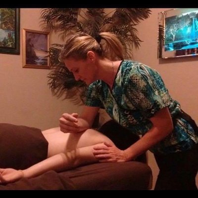 Jennifer, the best massage therapist, which retains 2 Certificates of Excellences, giving a massage.