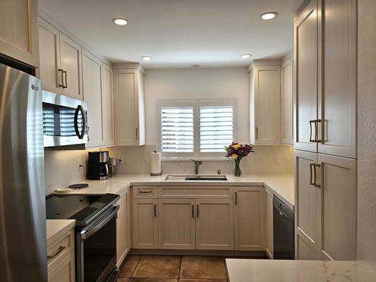 Traditional/transitional cozy kitchen in gorgeous linen finish. San Diego, CA.