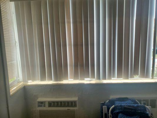 The blinds look like jack o lantern teeth.