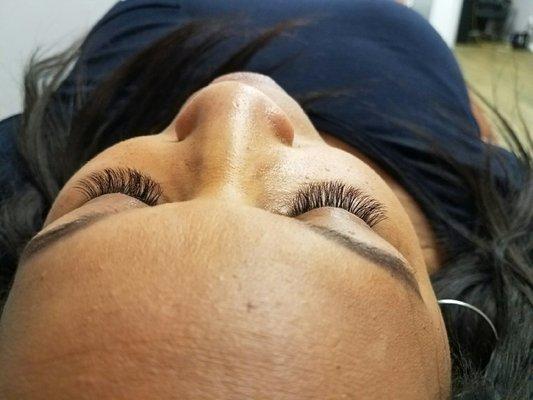 Light volume eyelash extensions