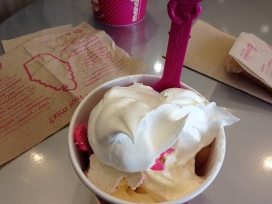 my bowl of fat free banana & low fat pecan praline fro yo's, iced animal crackers & cool whip. Heaven in a bowl...and I LOVE self-serve!!!