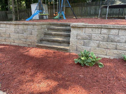 Retaining wall & mulch landscaping