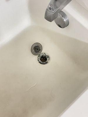 nasty drain in tub and tub was stained and gross