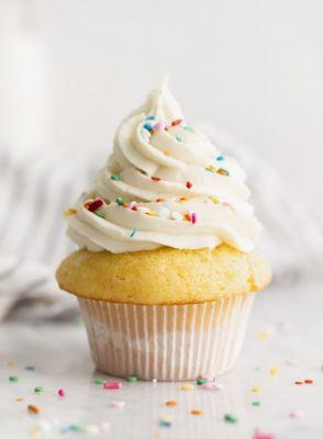 Cupcake de bainilla con El sabor que desee s I decoracion deseada estamos ala horden para Tus ebentos